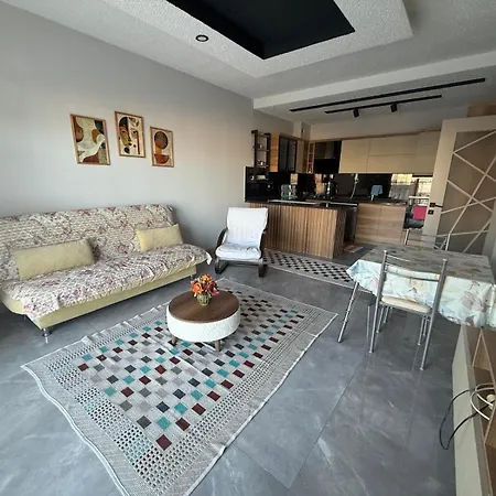 Daire Huzurlu Aile Evi Güvenlikli Havuzlu Site Kuşadası