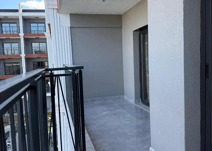 Daire Huzurlu Aile Evi Güvenlikli Havuzlu Site Kuşadası