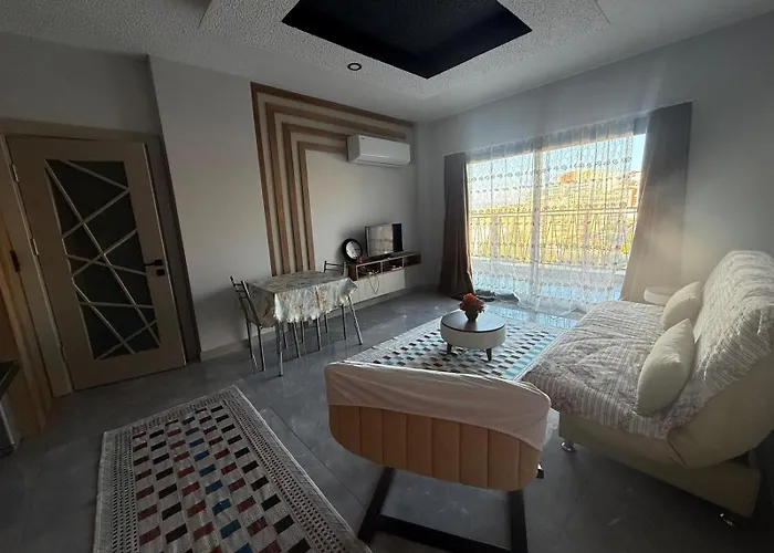 Huzurlu Aile Evi Güvenlikli Havuzlu Site