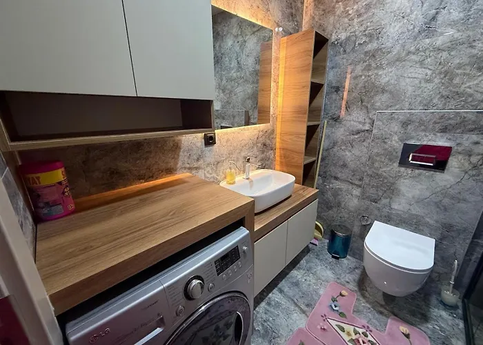 Daire Huzurlu Aile Evi Güvenlikli Havuzlu Site Kuşadası