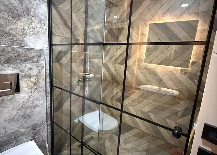 Huzurlu Aile Evi Guevenlikli Havuzlu Site Kusadası