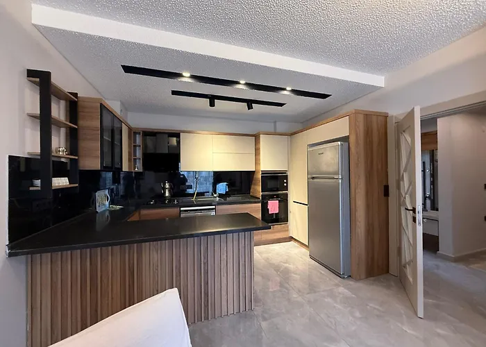 Huzurlu Aile Evi Güvenlikli Havuzlu Site Kuşadası