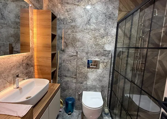 Huzurlu Aile Evi Güvenlikli Havuzlu Site